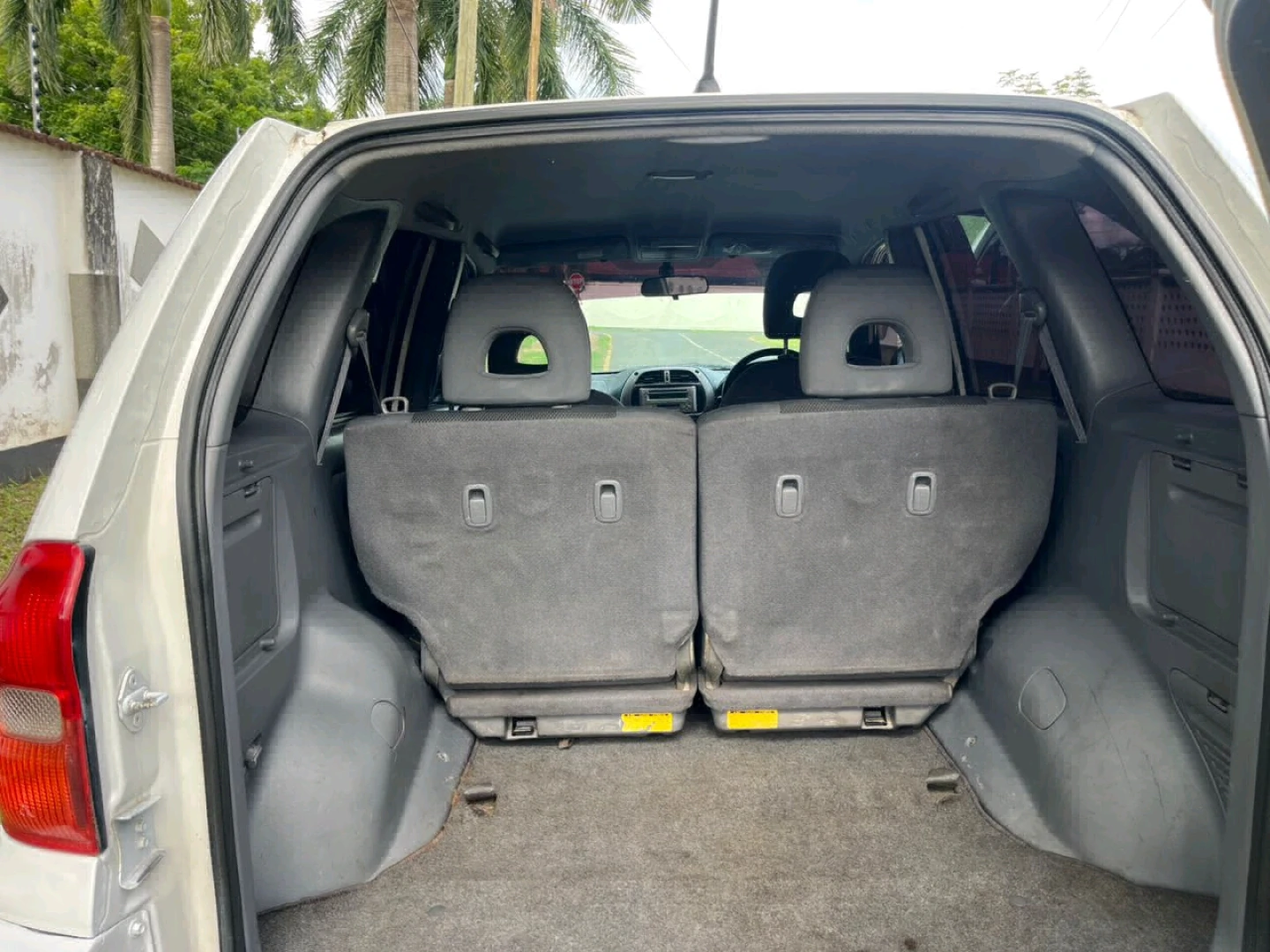 Toyota Rav4 White SUV thumbnail 8