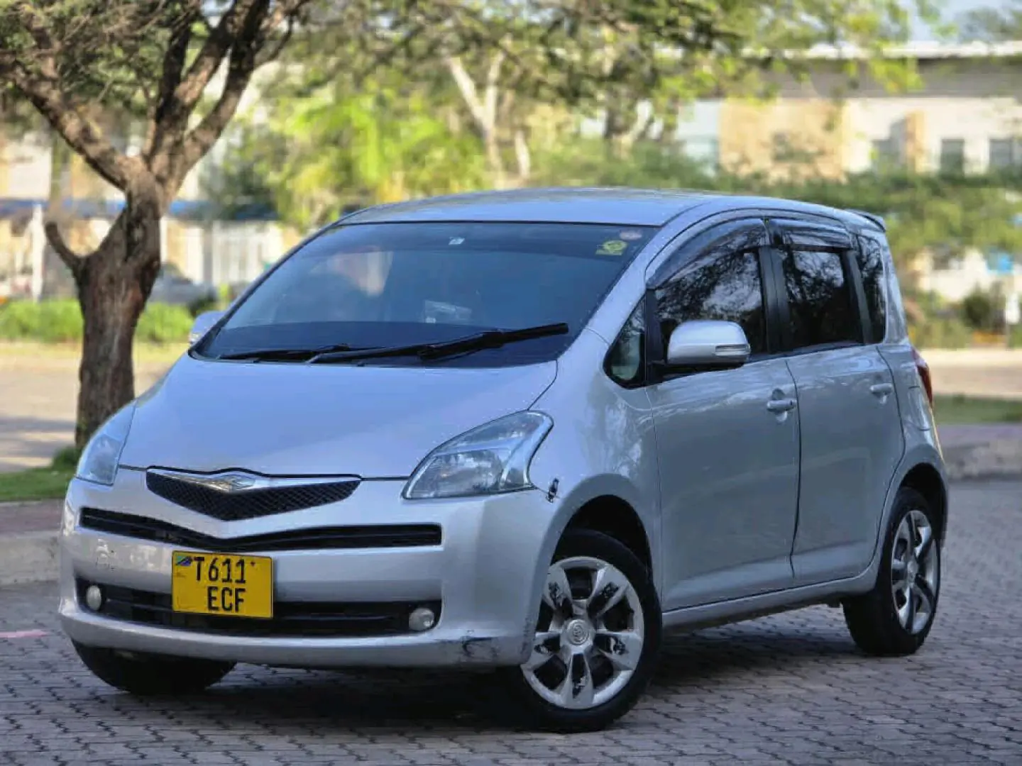 Toyota Ractis Silver 1490cc thumbnail 2