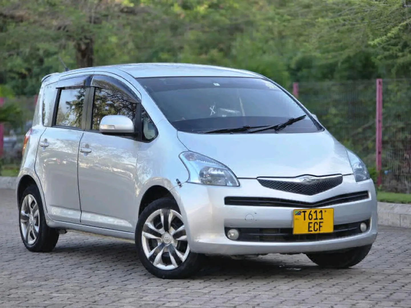 Toyota Ractis Silver 1490cc thumbnail 3