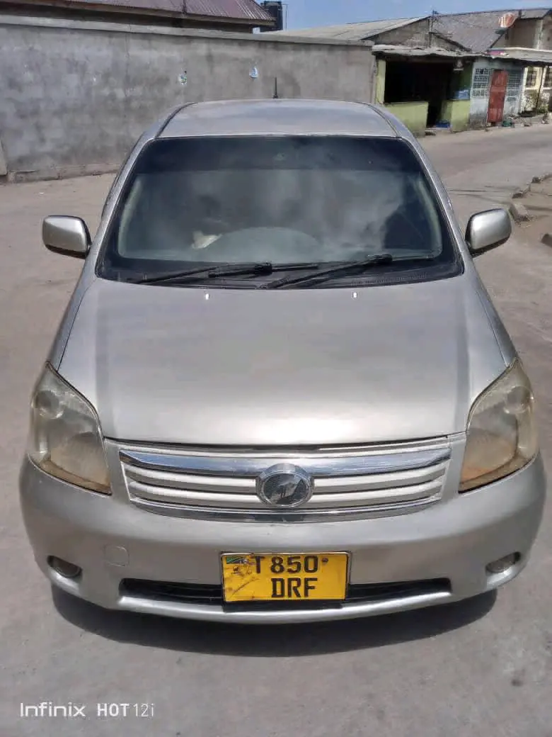 Toyota Raum Silver kwa Mauzo