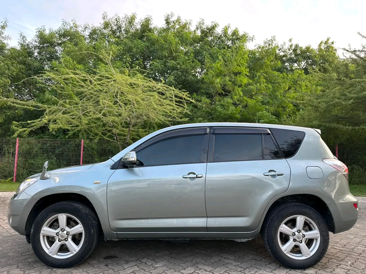 Toyota RAV4 2006 Miss Tanzania Edition - 2360cc thumbnail 3