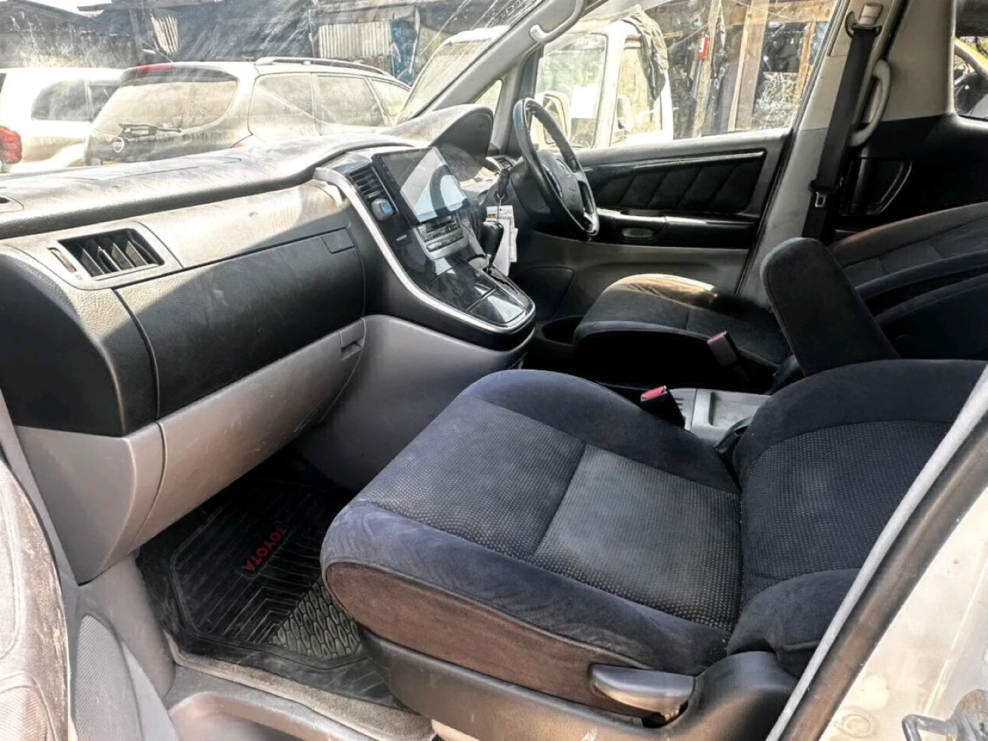 Used Toyota Alphard Minivan 2004 Model thumbnail 4