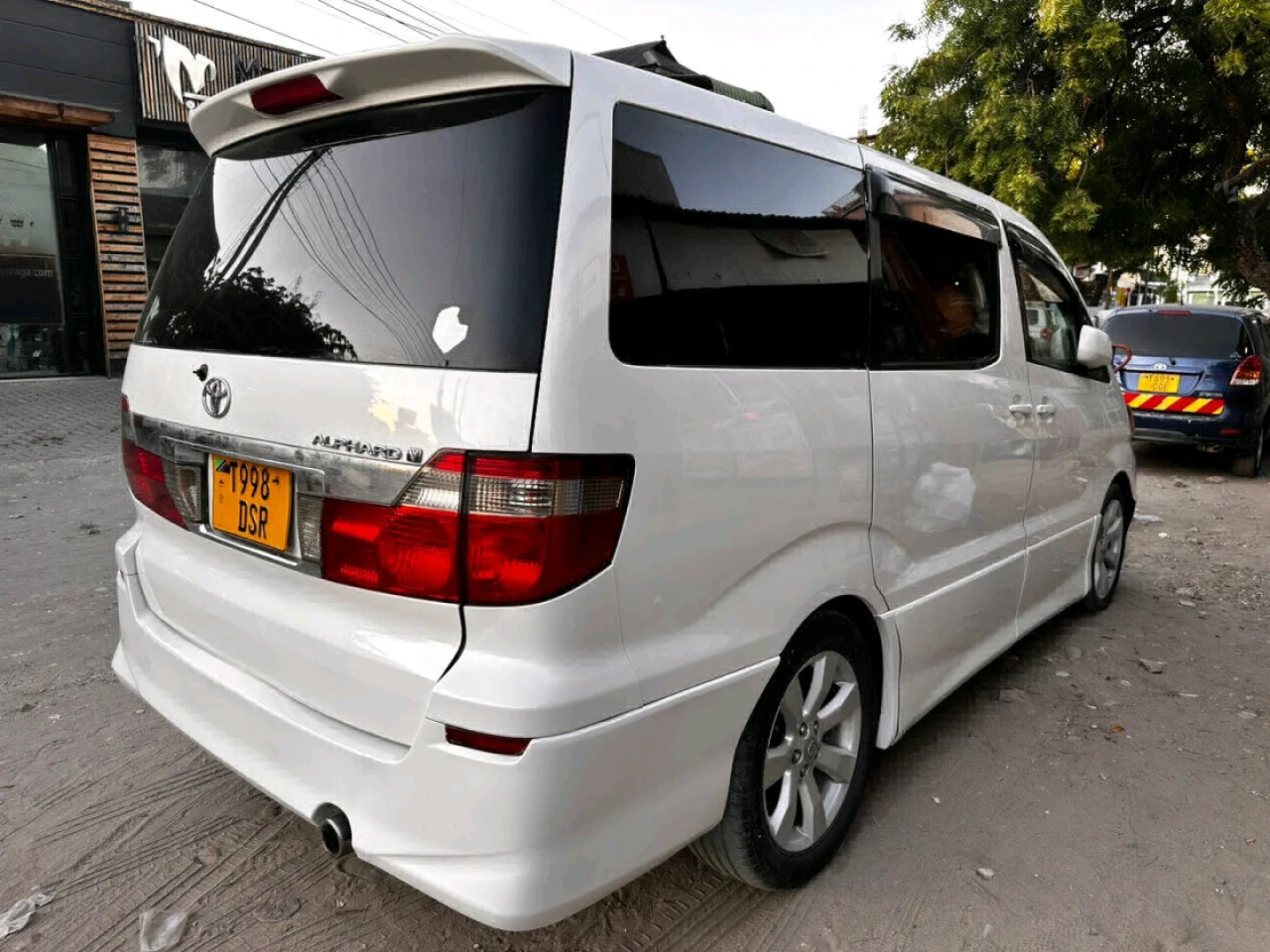 Used Toyota Alphard Minivan 2004 Model thumbnail 5