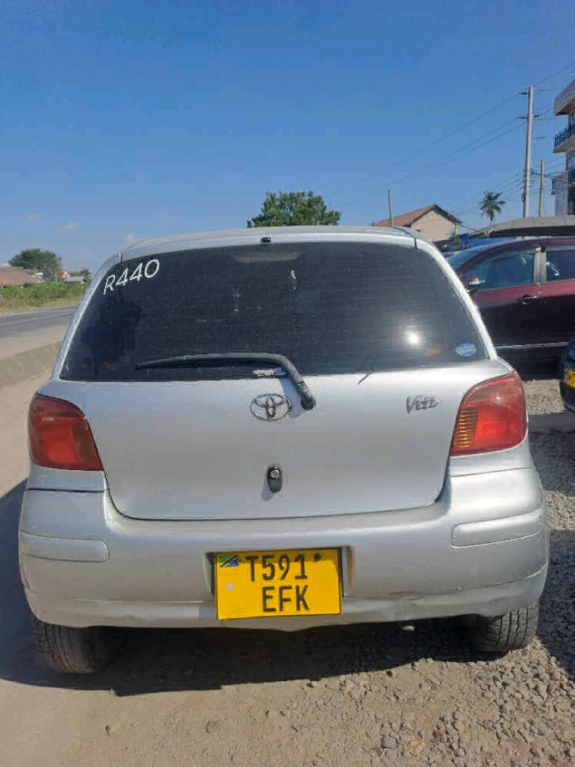 Silver Toyota Vitz 1290 CC Automatic thumbnail 2