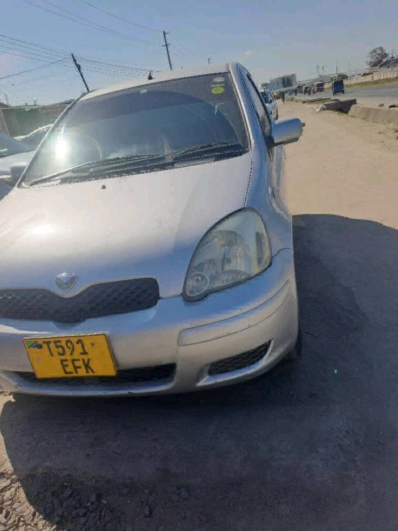 Silver Toyota Vitz 1290 CC Automatic thumbnail 3
