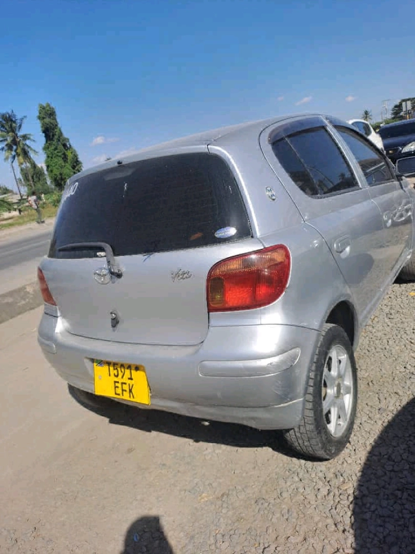 Silver Toyota Vitz 1290 CC Automatic thumbnail 4