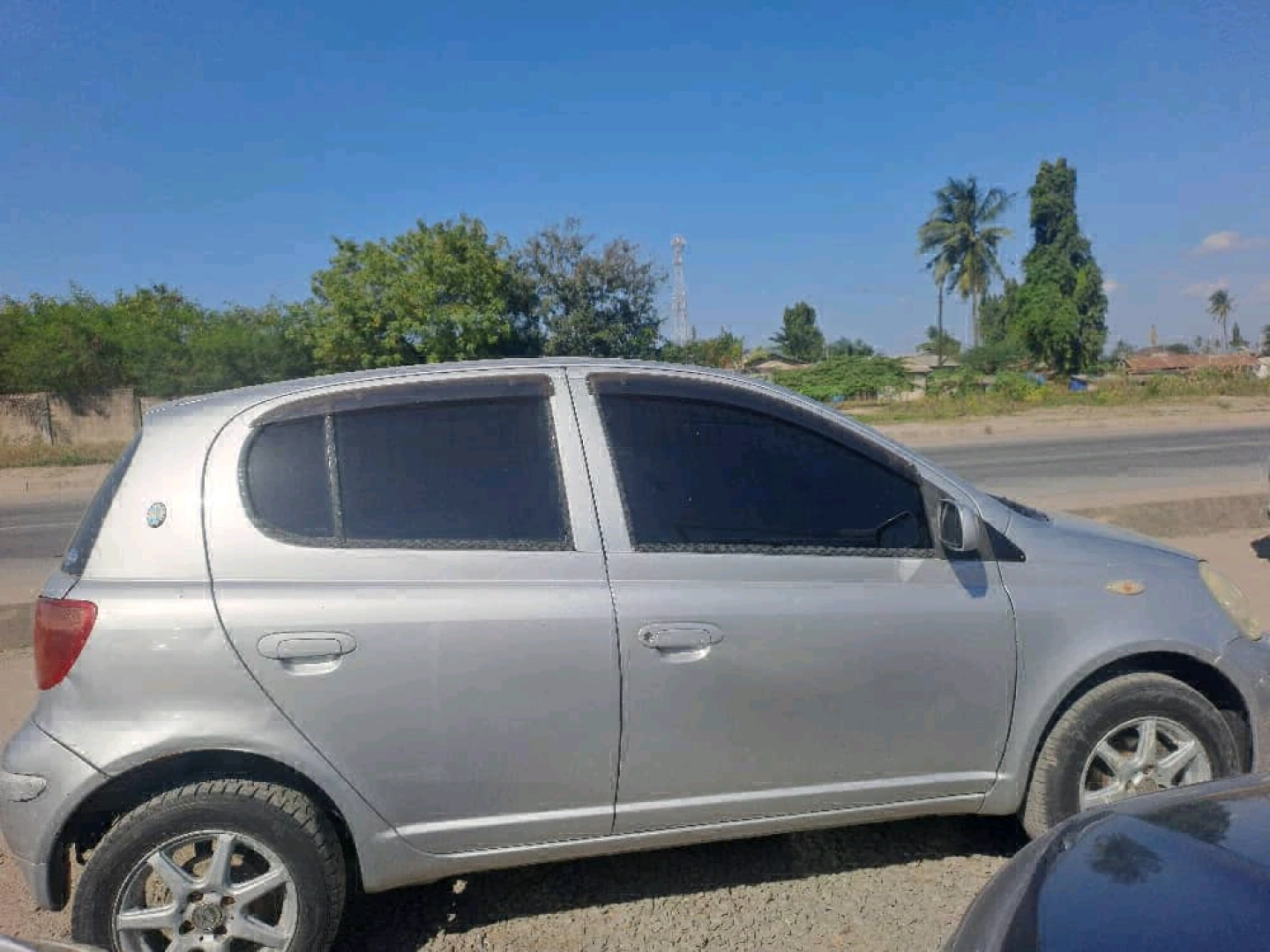 Silver Toyota Vitz 1290 CC Automatic thumbnail 6