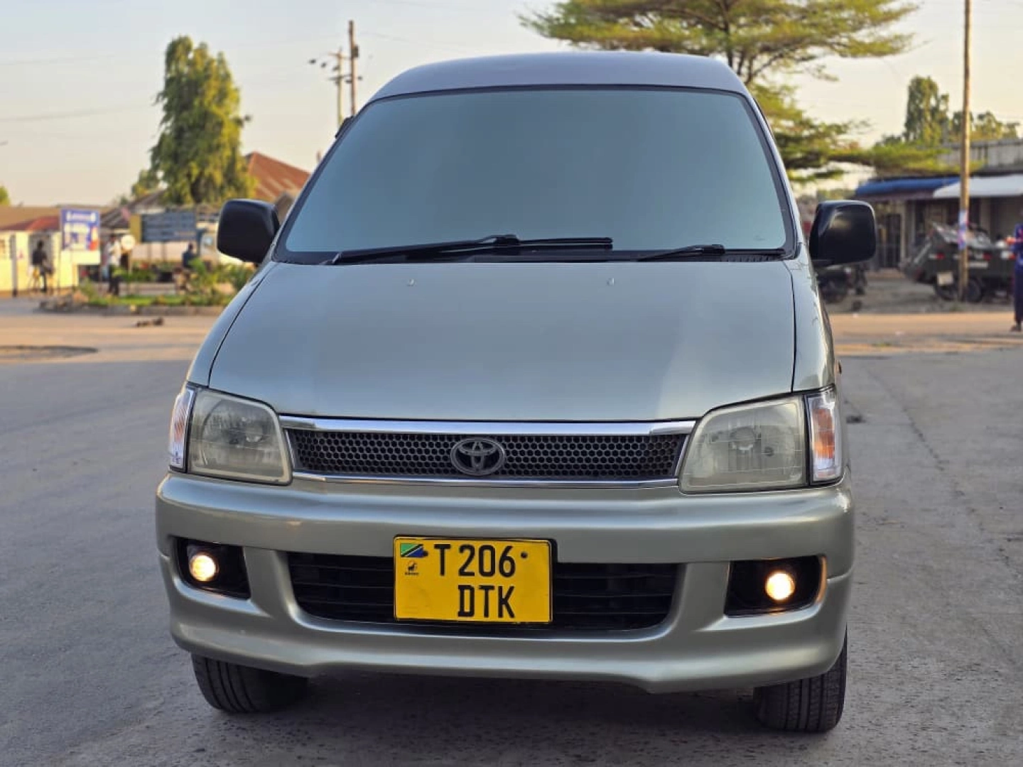 Toyota Noah SR50 4WD Full AC