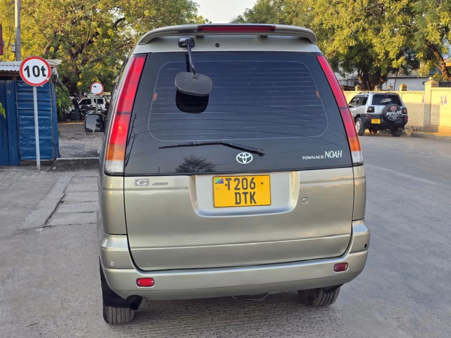 Toyota Noah SR50 4WD Full AC thumbnail 3