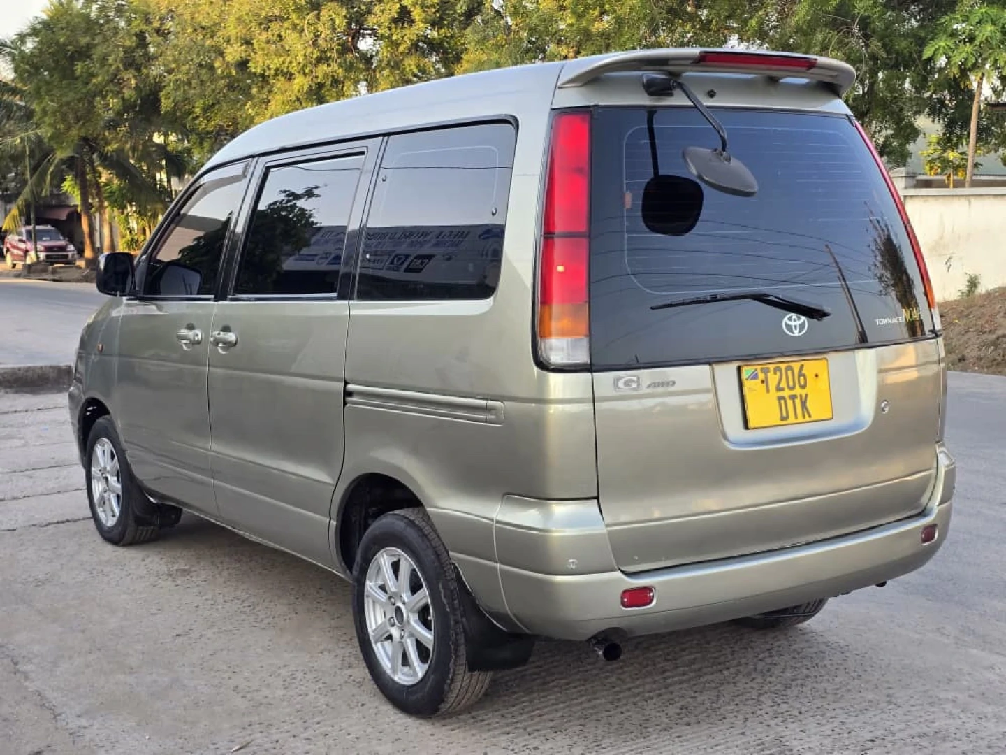 Toyota Noah SR50 4WD Full AC thumbnail 4