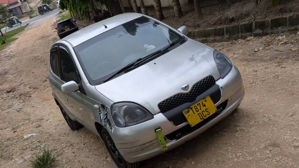Toyota Vitz - Silver thumbnail 3