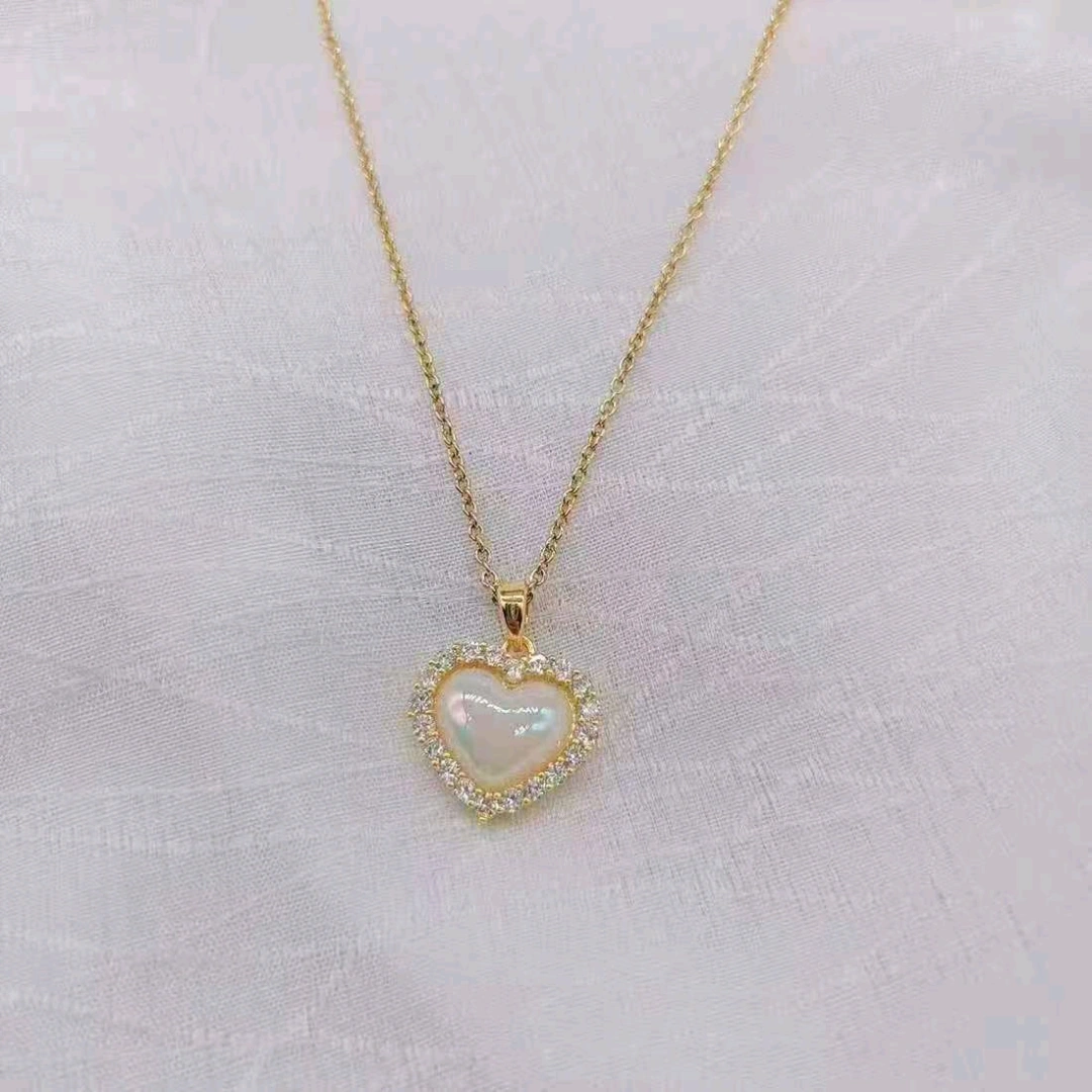 Gold Heart Pendant Necklace with Pearl
