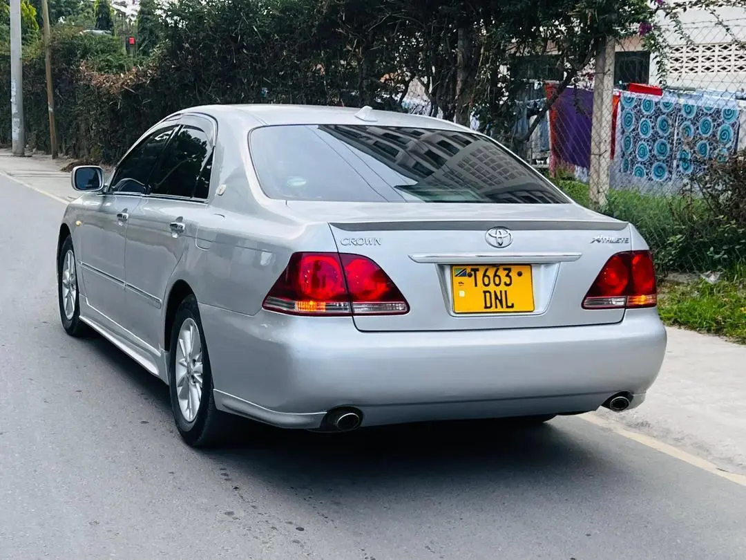 Toyota Crown Athlete thumbnail 2