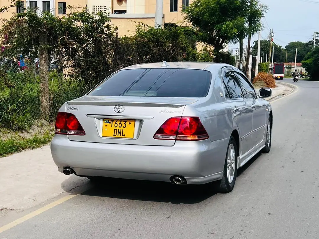 Toyota Crown Athlete thumbnail 4