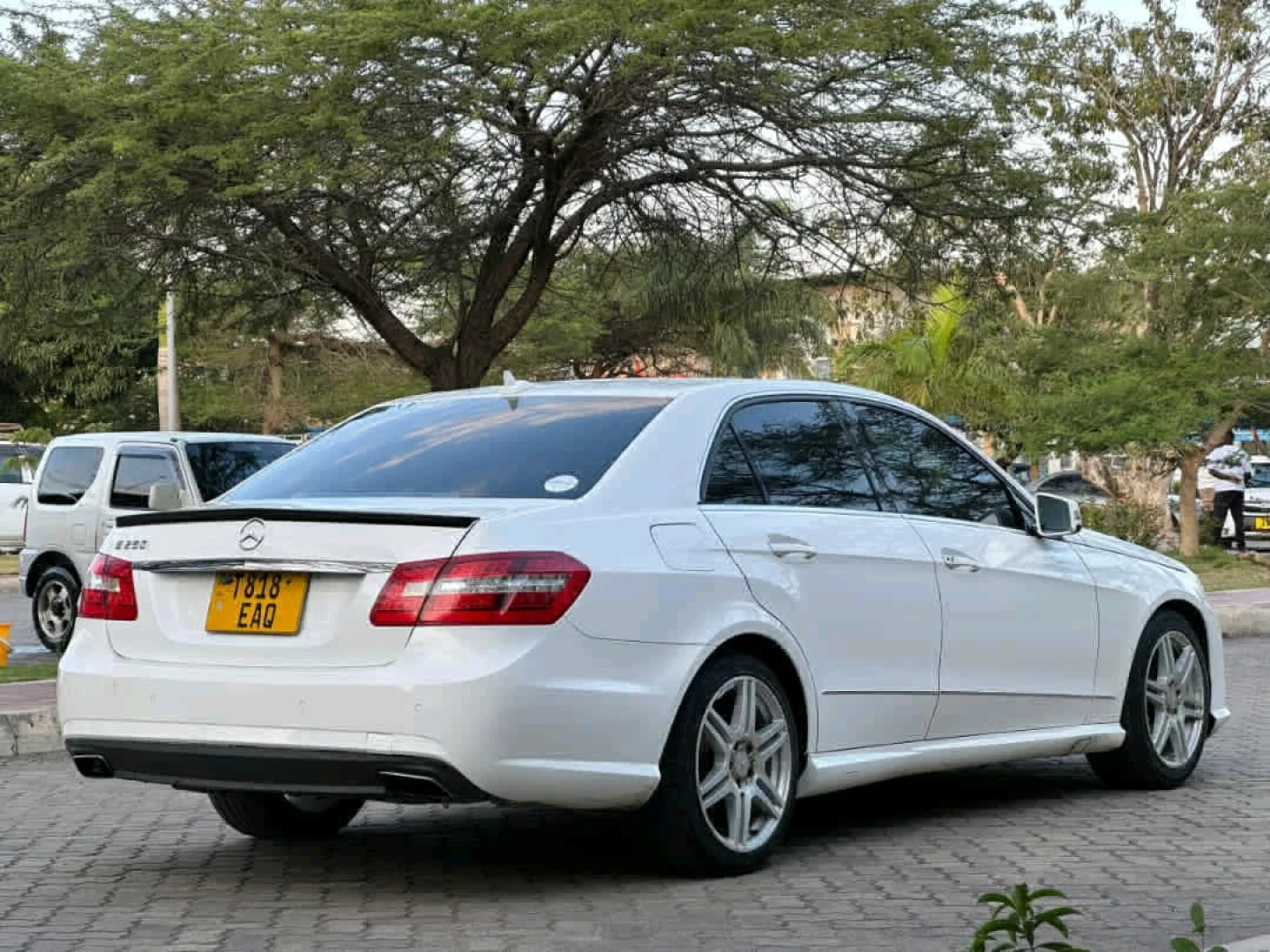 Mercedes Benz E-Class E250 Sedan 2011 thumbnail 4