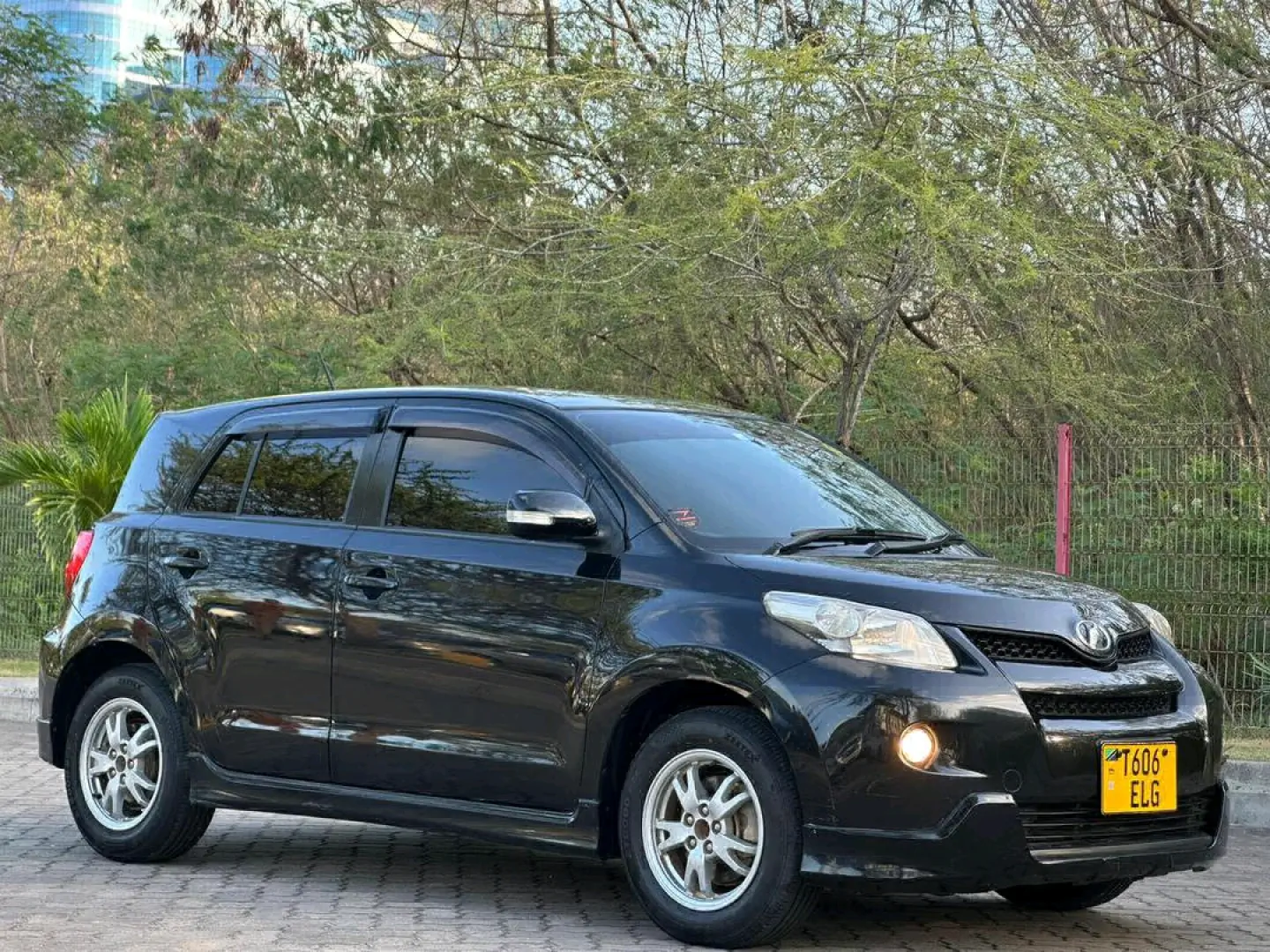 Black 2009 Toyota Ist Automatic 1490cc thumbnail 3