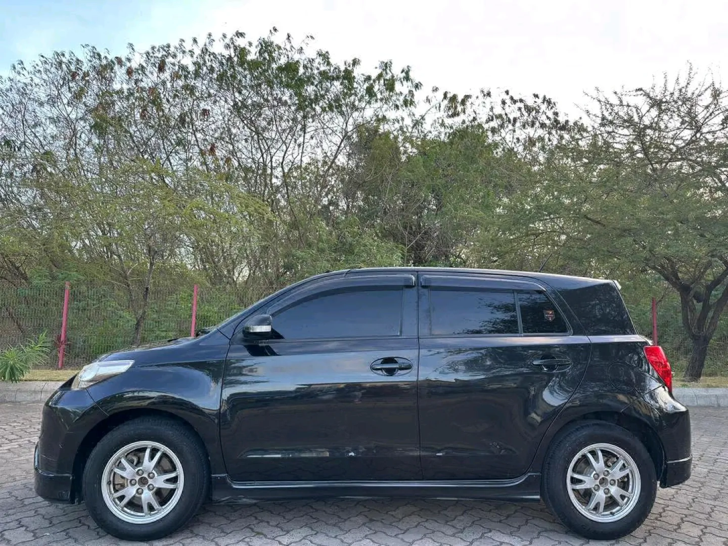Black 2009 Toyota Ist Automatic 1490cc thumbnail 4