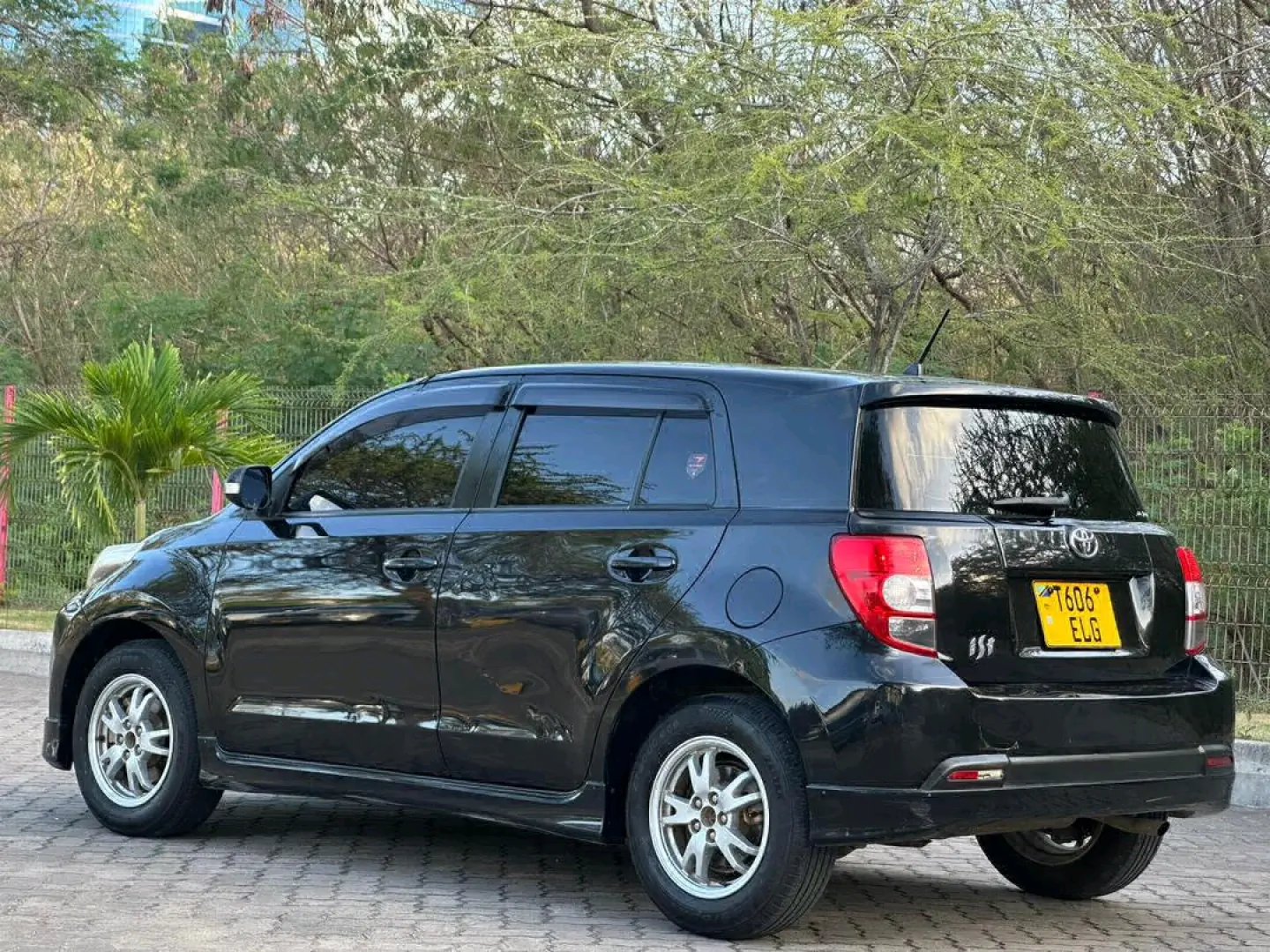 Black 2009 Toyota Ist Automatic 1490cc thumbnail 6