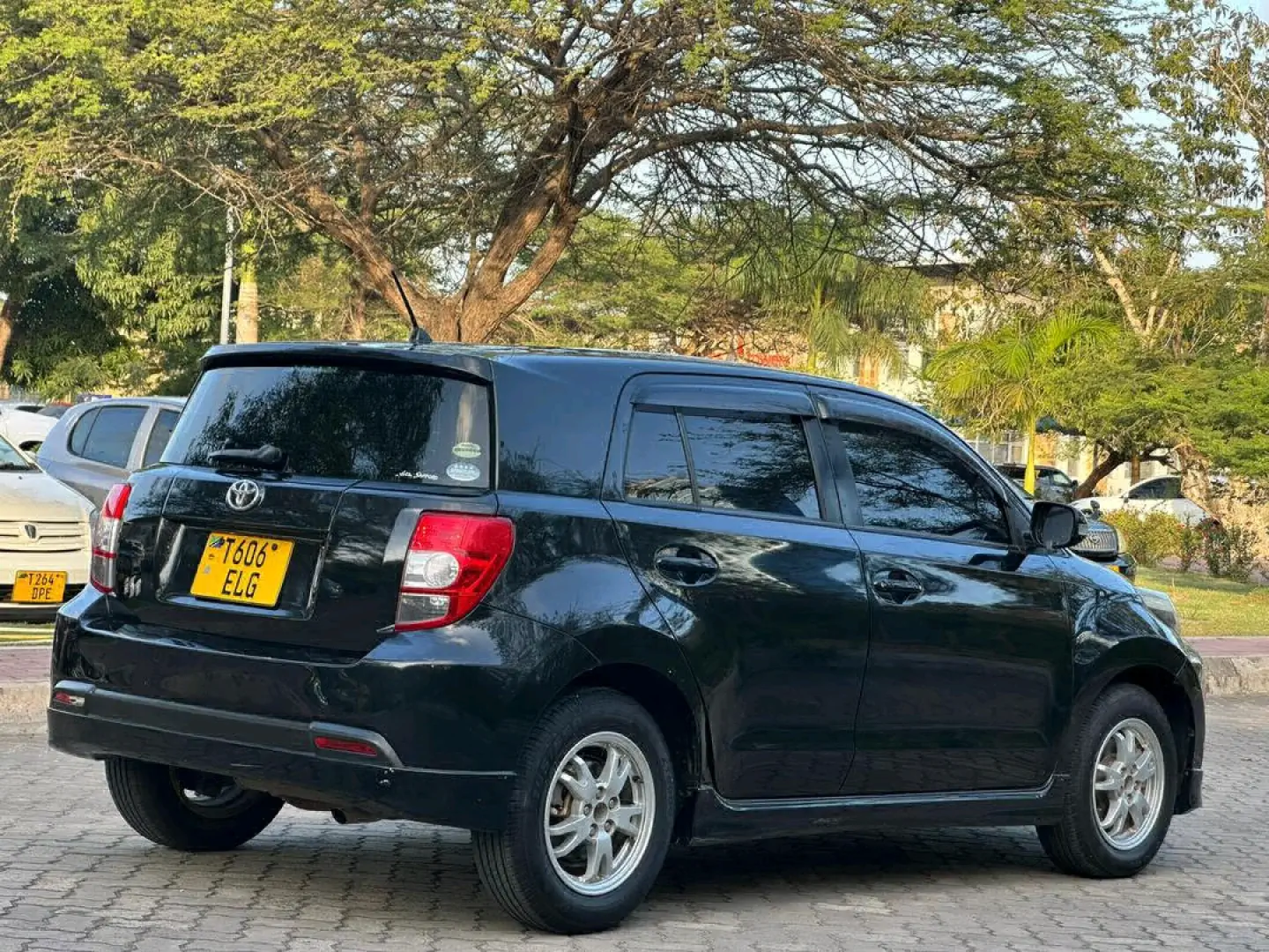 Black 2009 Toyota Ist Automatic 1490cc thumbnail 7