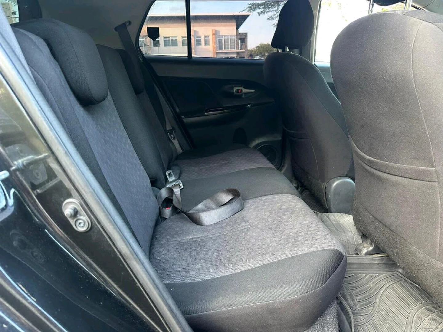 Black 2009 Toyota Ist Automatic 1490cc thumbnail 8