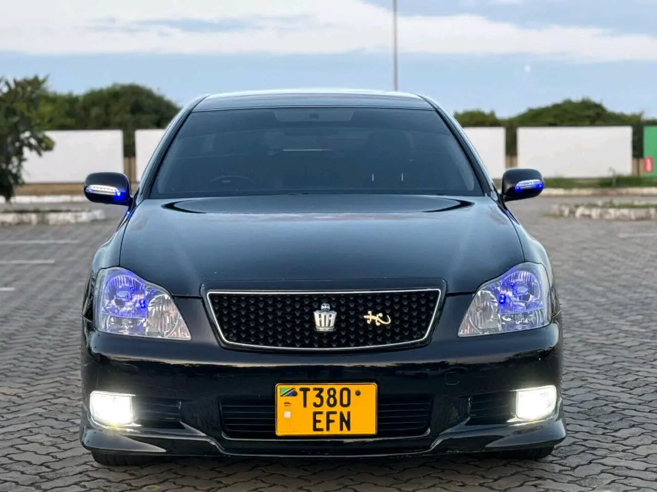 Black Toyota Crown Athlete 2006 (GRS 180)