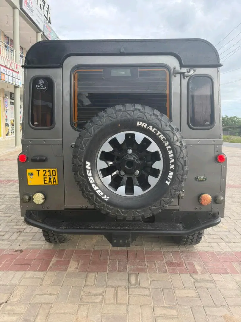 Grey Land Rover Defender EAA thumbnail 2