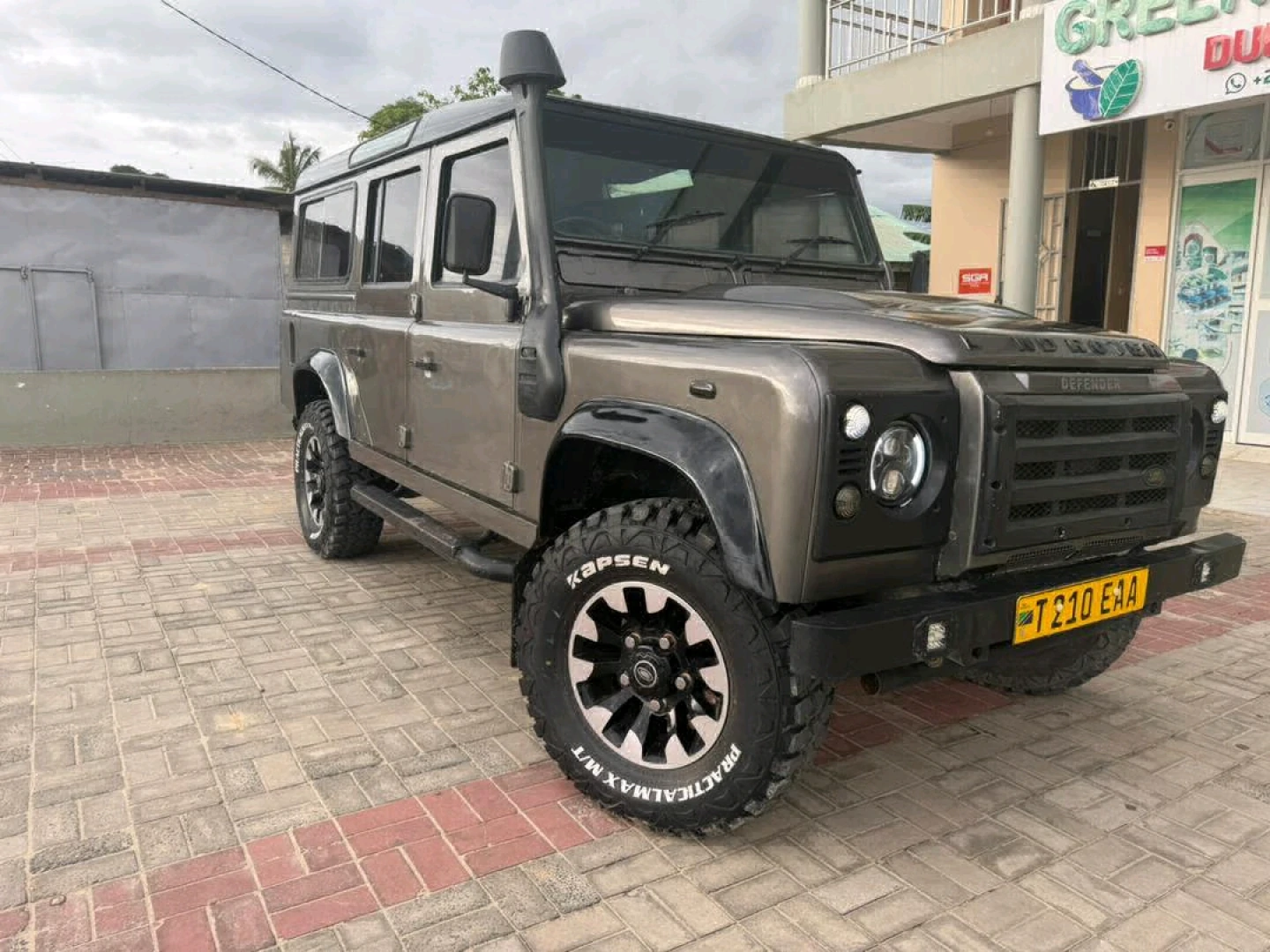 Grey Land Rover Defender EAA thumbnail 3