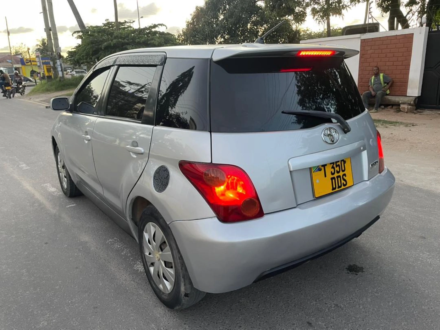 Silver Toyota Ist 1490cc for Sale thumbnail 2