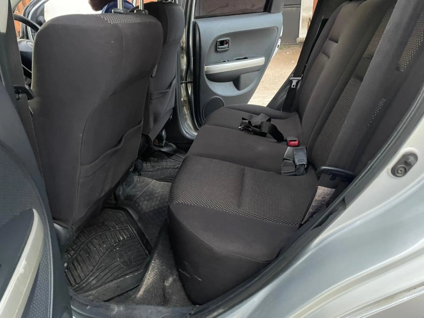 Silver Toyota Ist 1490cc for Sale thumbnail 3