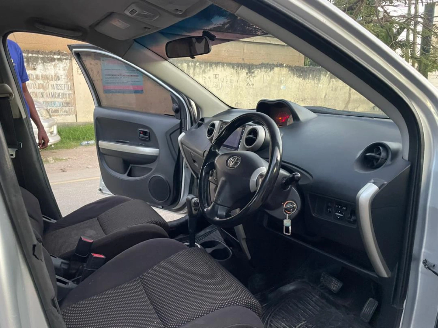 Silver Toyota Ist 1490cc for Sale thumbnail 4