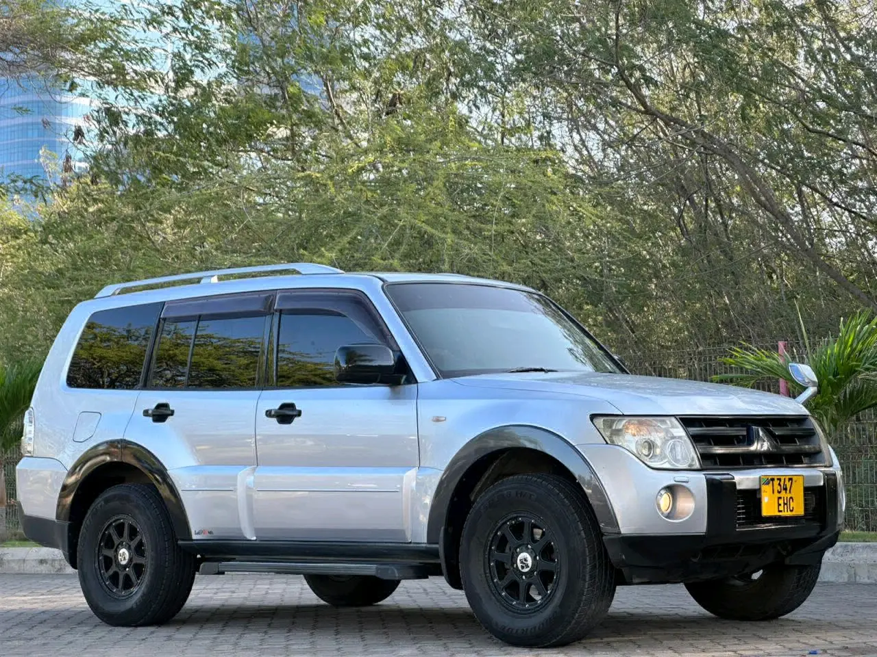 2006 Silver Mitsubishi Pajero for Sale thumbnail 2