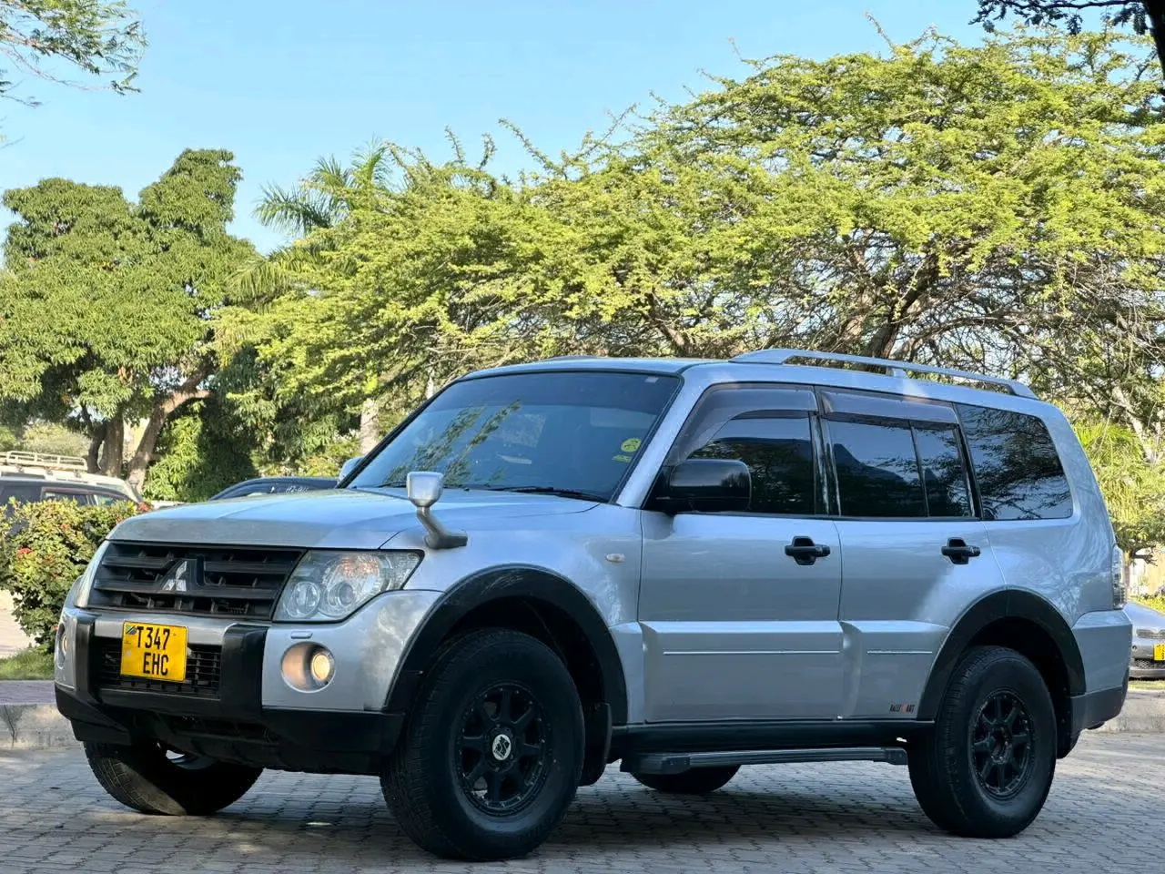 2006 Silver Mitsubishi Pajero for Sale thumbnail 3
