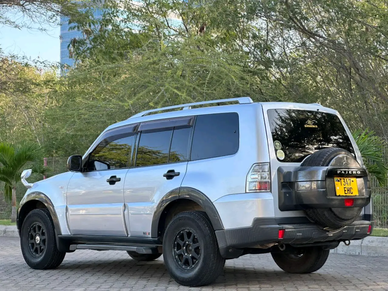 2006 Silver Mitsubishi Pajero for Sale thumbnail 4