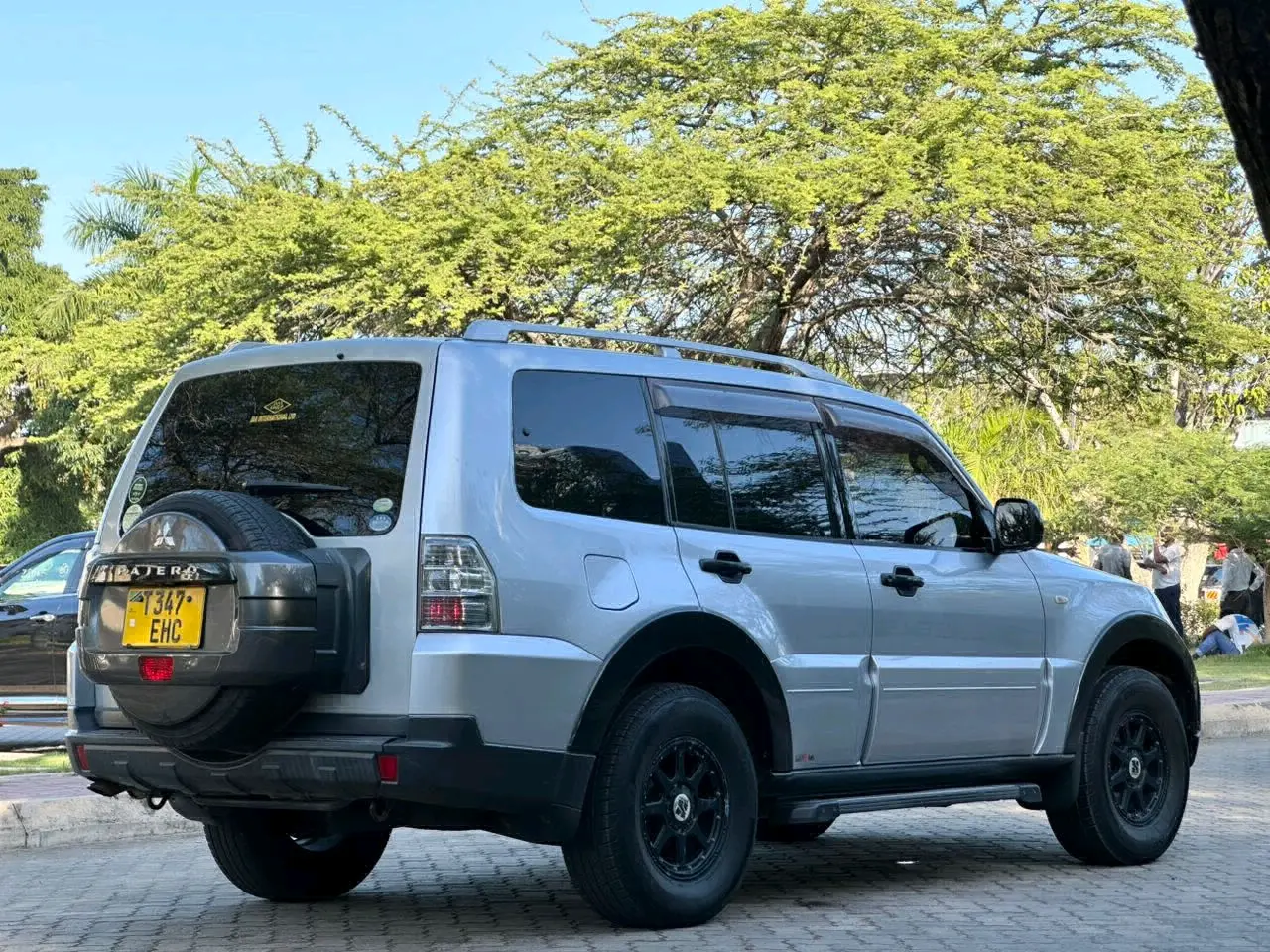 2006 Silver Mitsubishi Pajero for Sale thumbnail 5