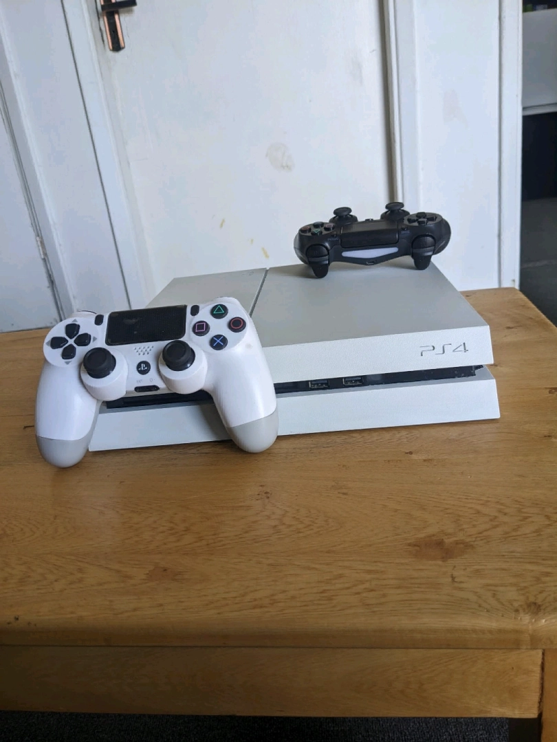PS4 FAT WHITE EDITION 500GB with 7 Games