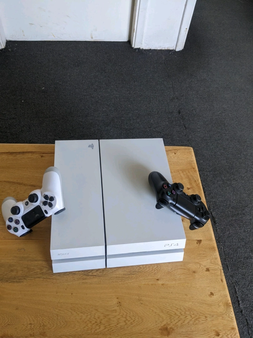 PS4 FAT WHITE EDITION 500GB with 7 Games thumbnail 3