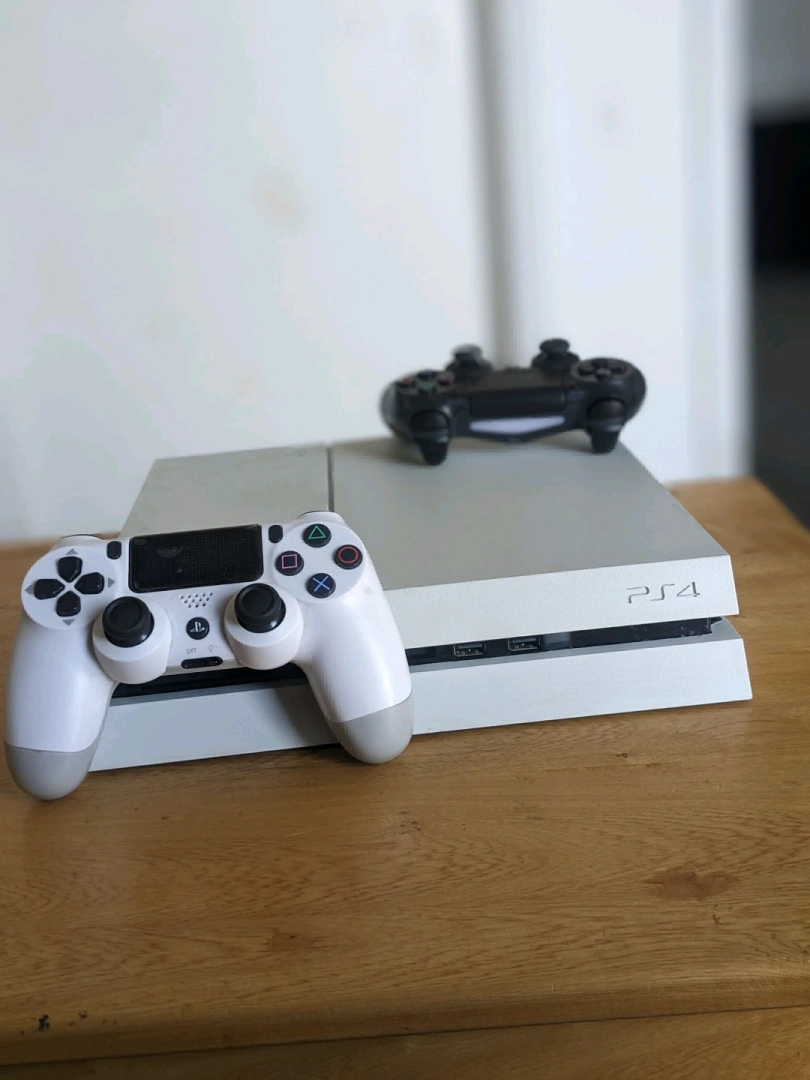 PS4 FAT WHITE EDITION 500GB with 7 Games thumbnail 5