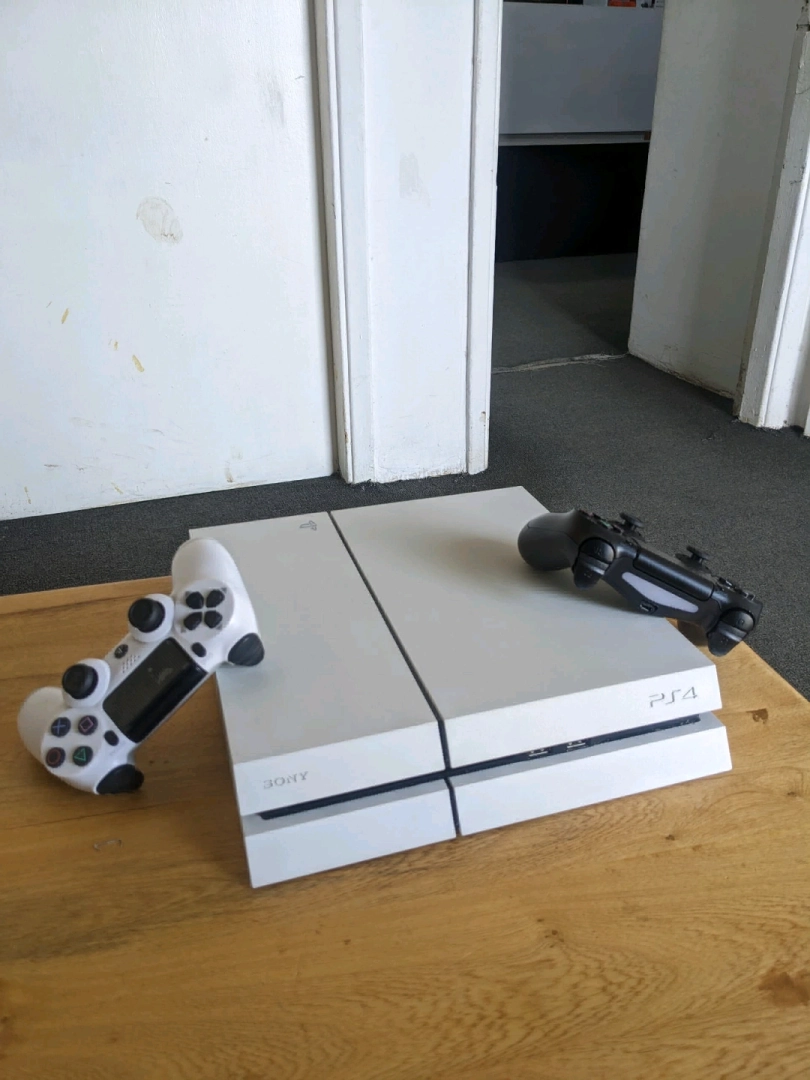 PS4 FAT WHITE EDITION 500GB with 7 Games thumbnail 6