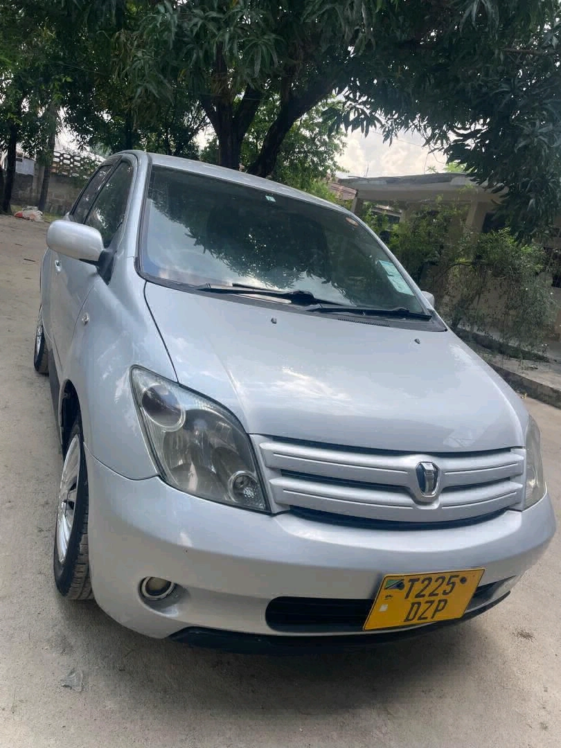 Silver Toyota Ist Compact Car For Sale thumbnail 3
