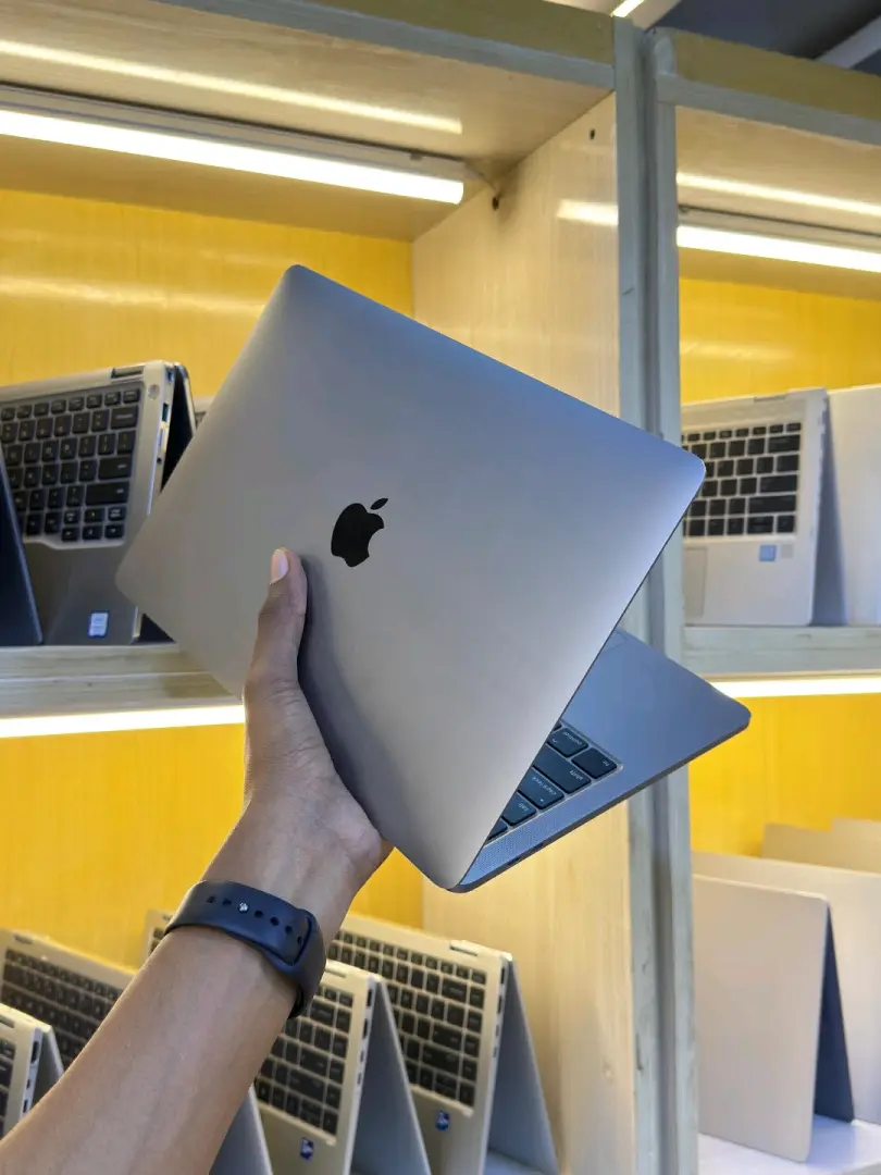 MacBook Pro 13-inch 2020 M1 Chip 8GB/256GB thumbnail 2