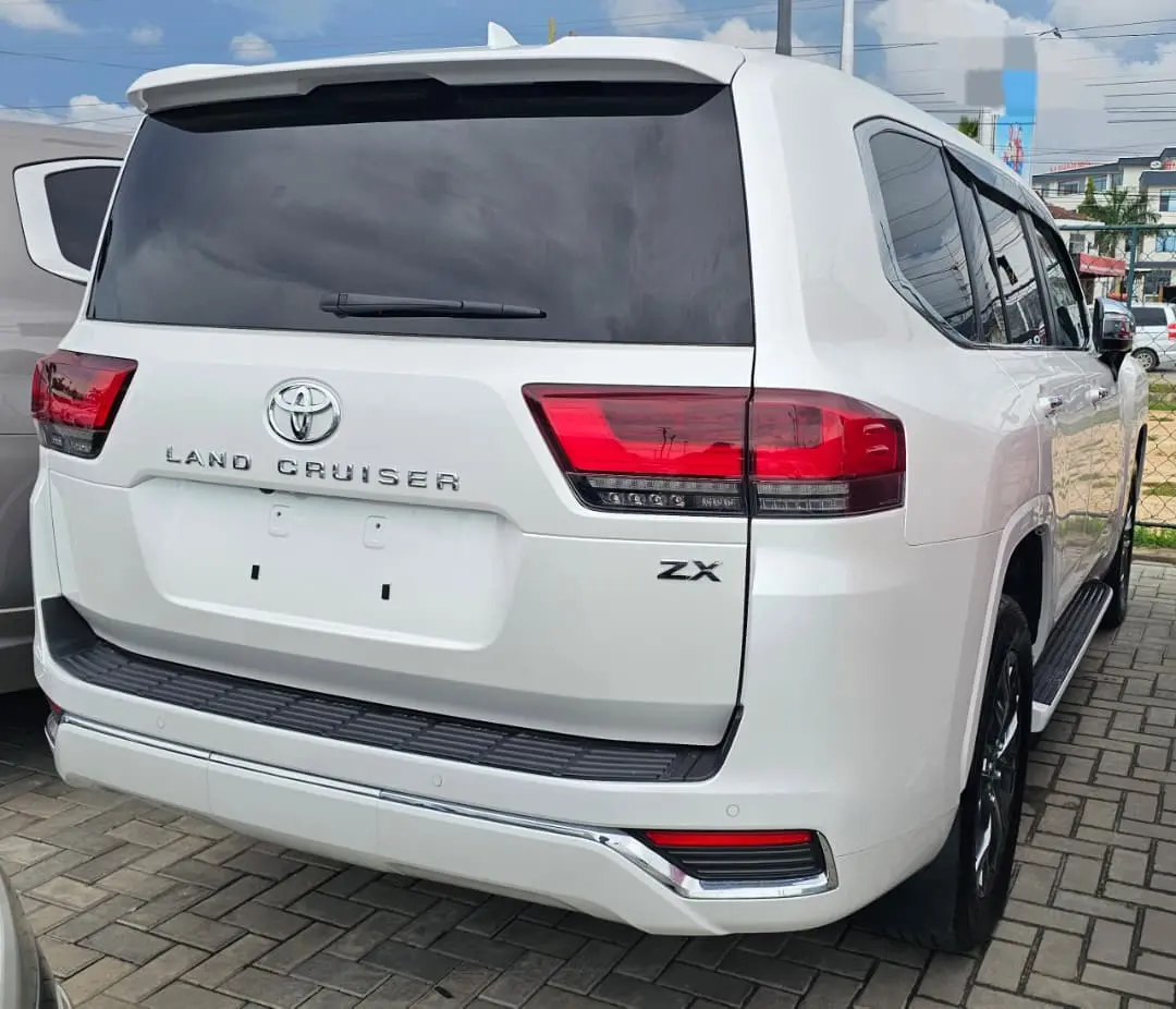 Toyota Land Cruiser ZX LC300 2023 thumbnail 3