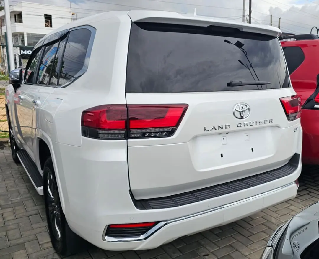 Toyota Land Cruiser ZX LC300 2023 thumbnail 4