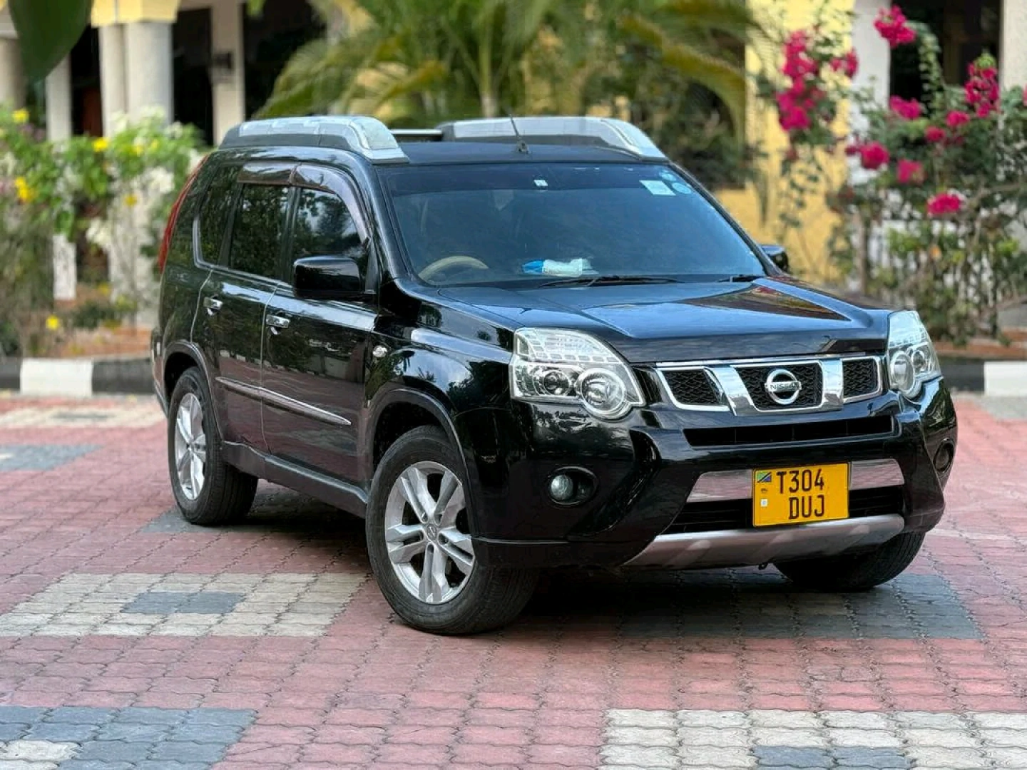 Nissan X-Trail SUV 2011 Model thumbnail 2