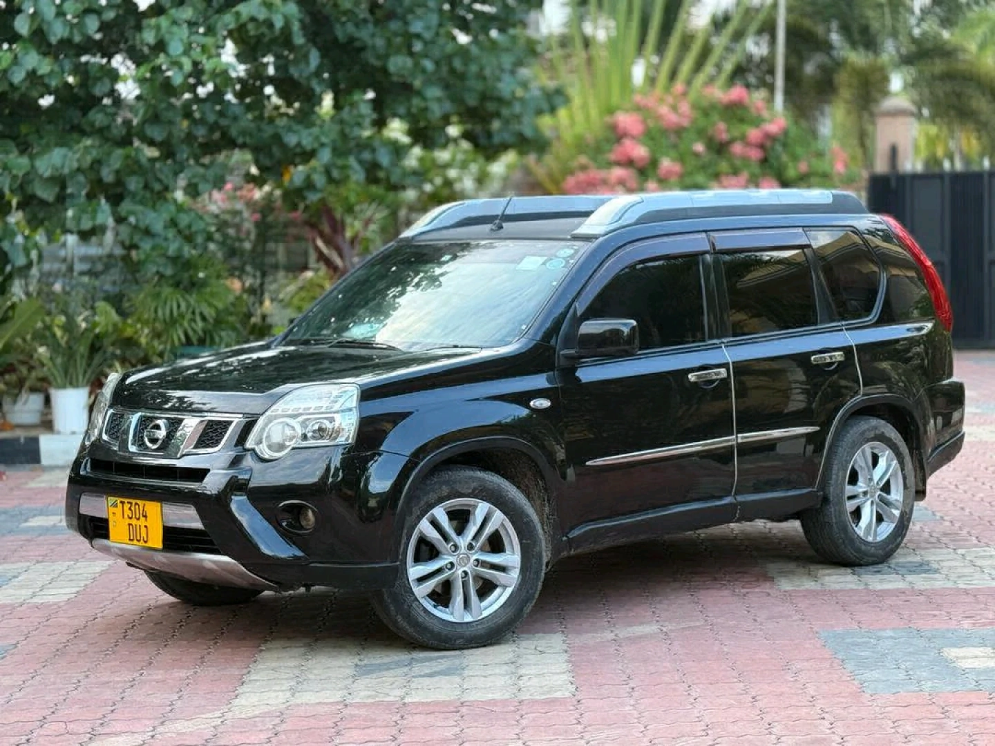 Nissan X-Trail SUV 2011 Model thumbnail 4