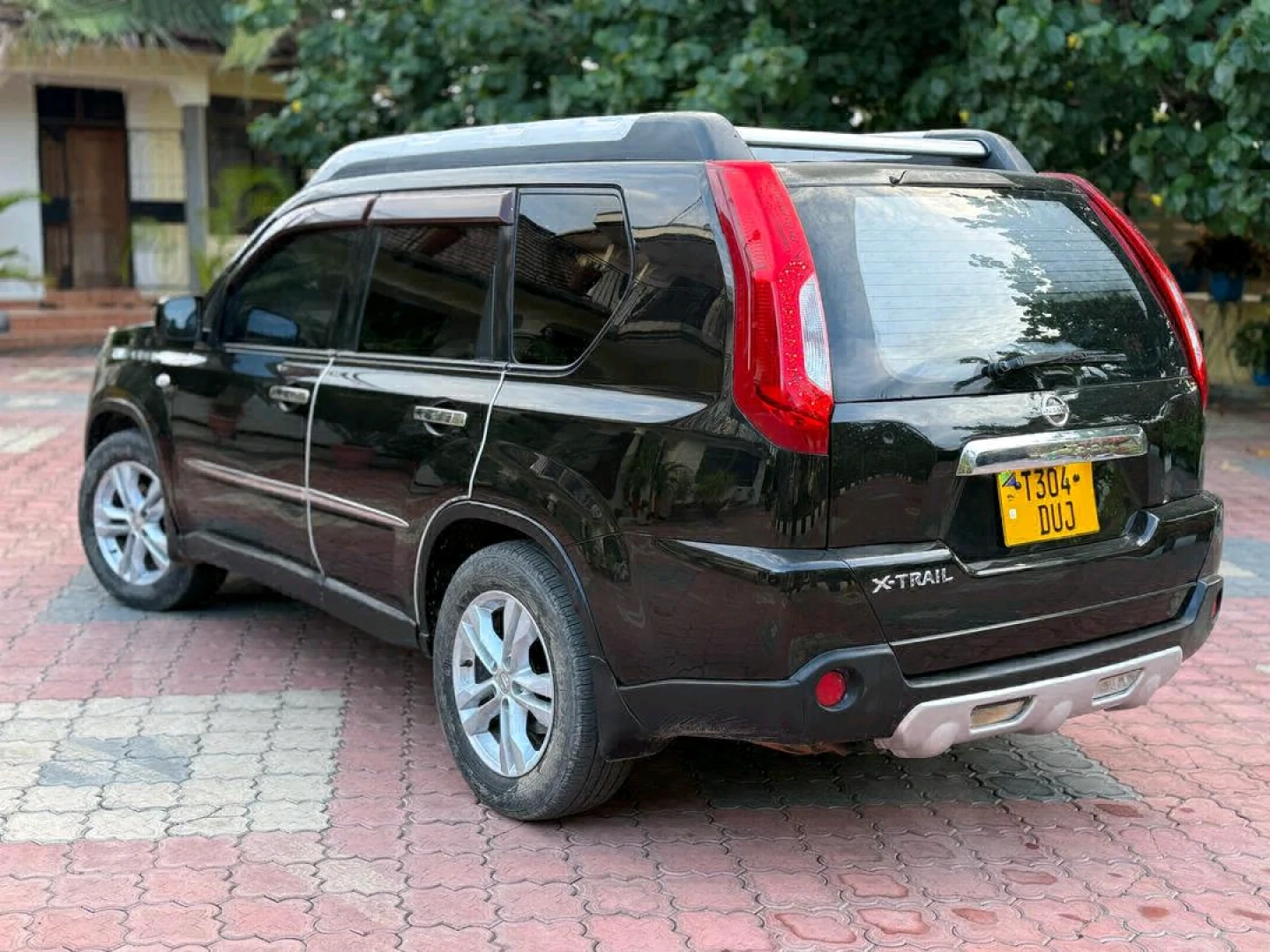 Nissan X-Trail SUV 2011 Model thumbnail 5