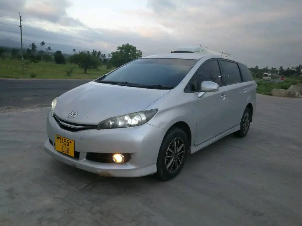 Silver 2014 Toyota Wish (New Model) thumbnail 2