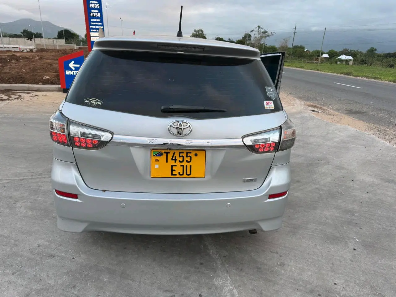 Silver 2014 Toyota Wish (New Model) thumbnail 3