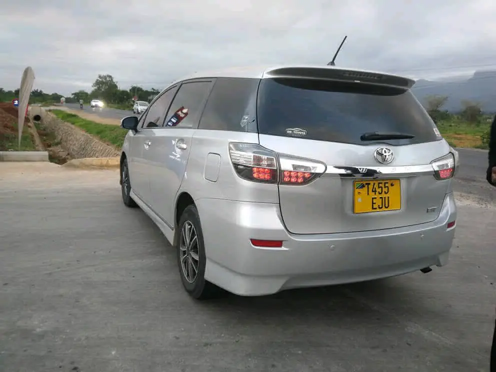 Silver 2014 Toyota Wish (New Model) thumbnail 4