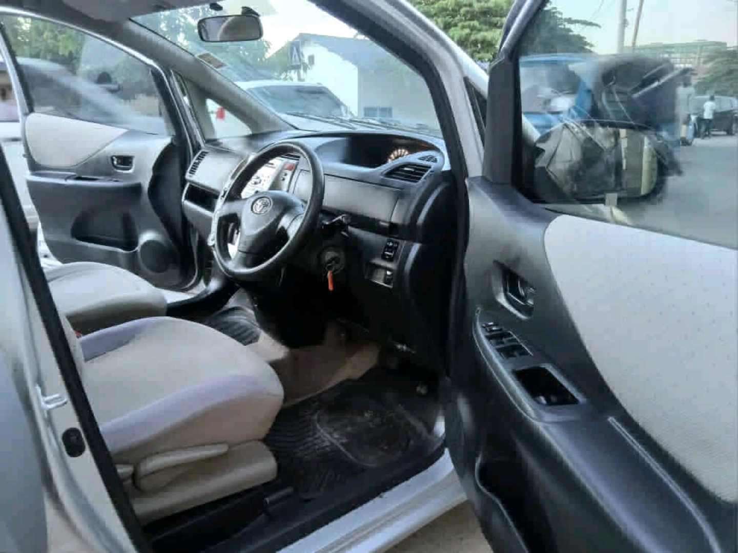 Used Toyota Ractis DYH 1290cc thumbnail 3