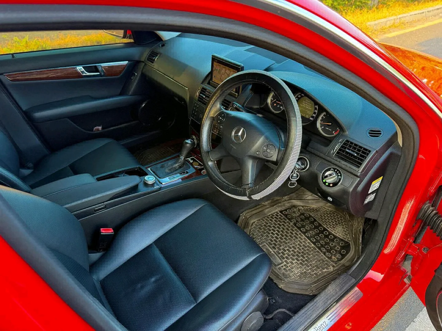 Red Mercedes-Benz C-Class Sedan (W204) thumbnail 8